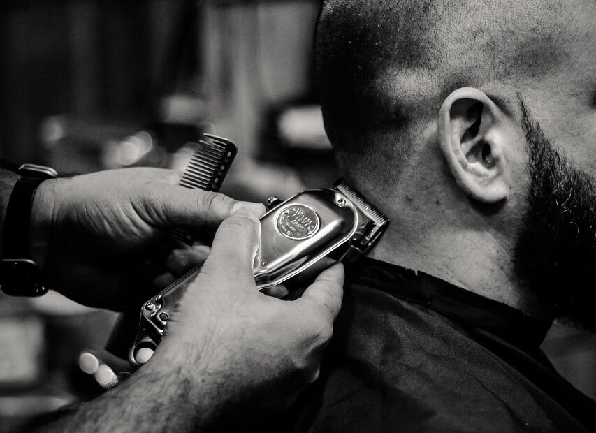 Profesjonalna maszynka do włosów – czy warto inwestować w sprzęt dla fryzjerów?