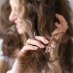 Wypadanie włosów po ciąży – jak sobie z nim radzić? kobieta-z-platanina